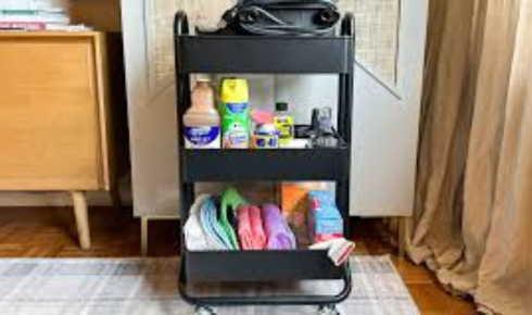 How can keeping a small caddy of cleaning supplies make quick tidy-ups easier