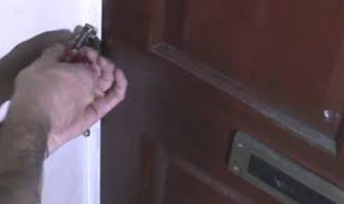 Why is it wise to avoid leaving name plates that reveal too many personal details outside the house